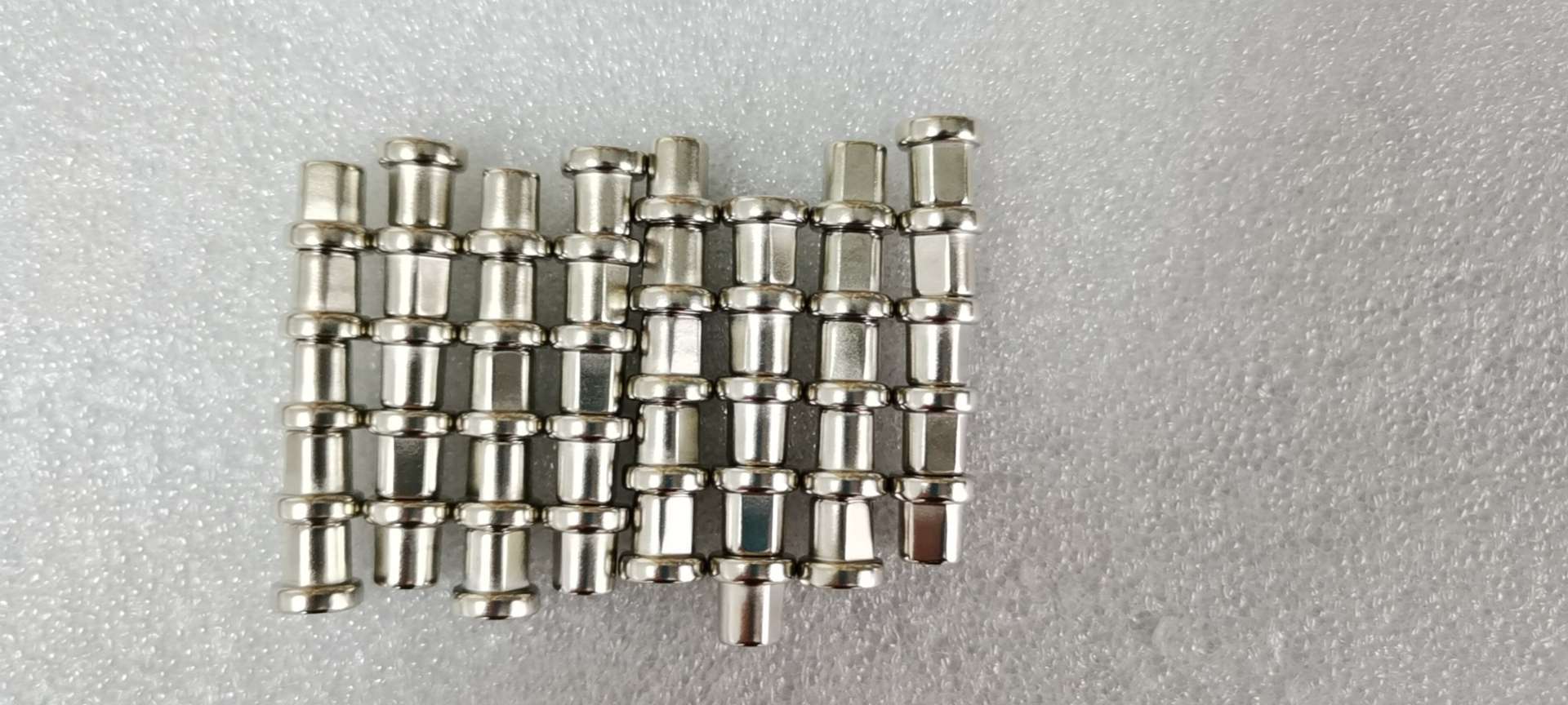 沉头孔台阶圆形磁铁